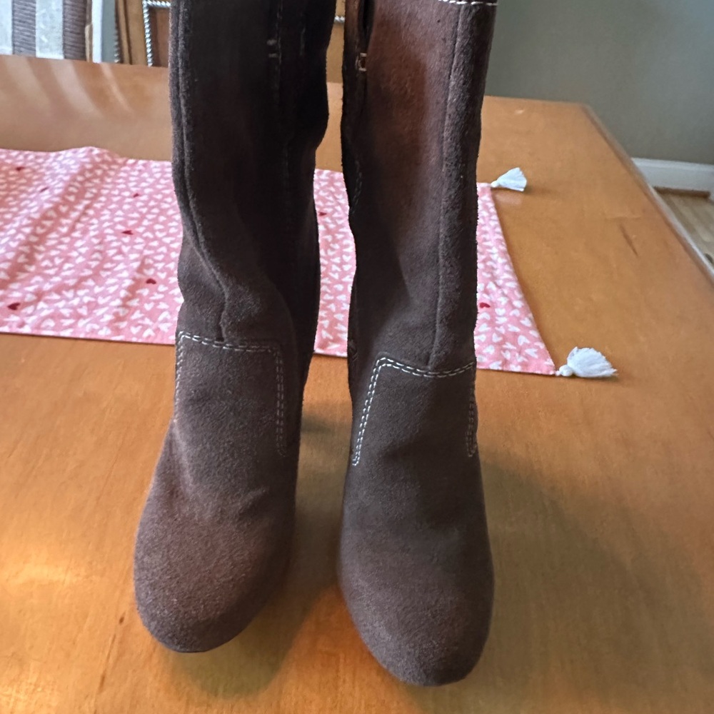 Mia suede boots brown size 8